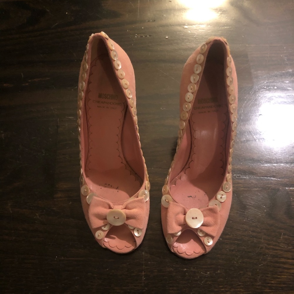 Unique suede pumps